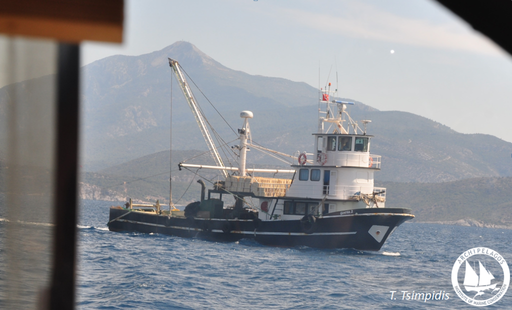 «Ανατριχιαστικές-εικόνες:-Τουρκικές-μηχανότρατες-ψαρεύουν-παράνομα-δίπλα-στο-Αγαθονήσι!»