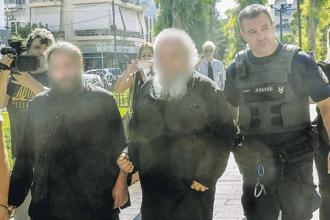 «Η-Έκρηξη-του-Ηγουμένου:-Σκηνές-Έξω-από-τα-Δικαστήρια»