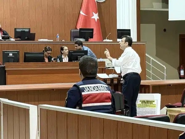 «Δίκη-Ιμάμογλου:-Ο-δικηγόρος-του-υπερασπίζεται-τον-πελάτη-του-από-τη-φυλακή-–-Μια-ανατρεπτική-ιστορία»