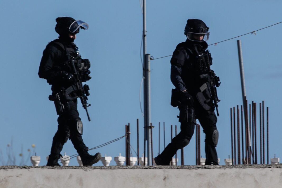 «Σέρρες: Συναρπαστική Επιχείρηση της ΕΛ.ΑΣ. μετά από Ανταλλαγή Πυροβολισμών σε Ρομά Οικισμό»