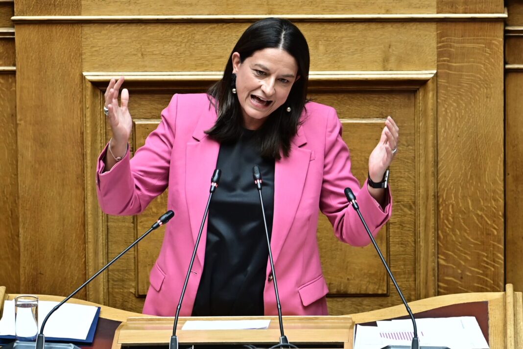 «Καταιγίδα στην Βουλή: Η Αντιπολίτευση Σφυροκοπά την Κεραμέως για το 13ωρο!»