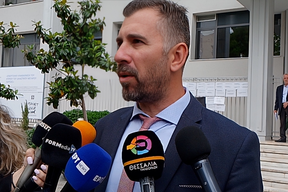 «Σκηνές Φρίκης στη Δίκη: Ο Δικηγόρος Λεωνίδας Κουμπούρας Επιτίθεται στον Κυριάκο Βελόπουλο για να Διακόψει τη Συζήτηση!»