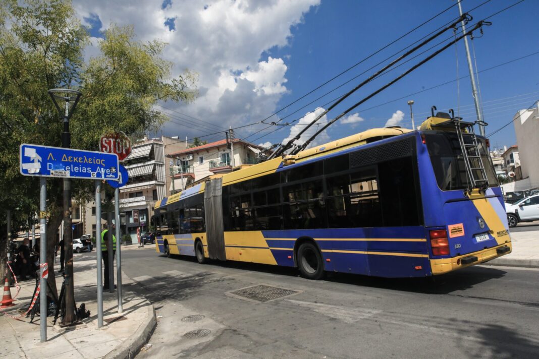 «Συναγερμός στην Αθήνα: Φωτιά σε τρόλεϊ και εγκλωβισμένα οχήματα στη Βασιλίσσης Σοφίας!»