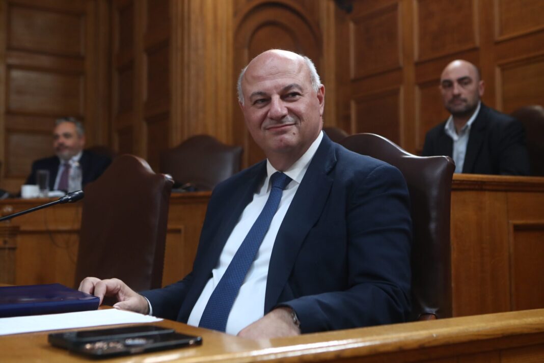 «Ανατροπές και Αντιφάσεις: Ο Τσιάρας στην Εξεταστική για τον ΟΠΕΚΕΠΕ – Πώς Προσπαθεί να Σώσει τον Μυλωνάκη»