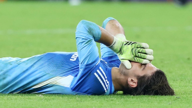 «Συγκλονιστική στιγμή: Ο Τζολάκης καταρρέει στο χορτάρι μετά το 1-1 με την PSV (vid)»