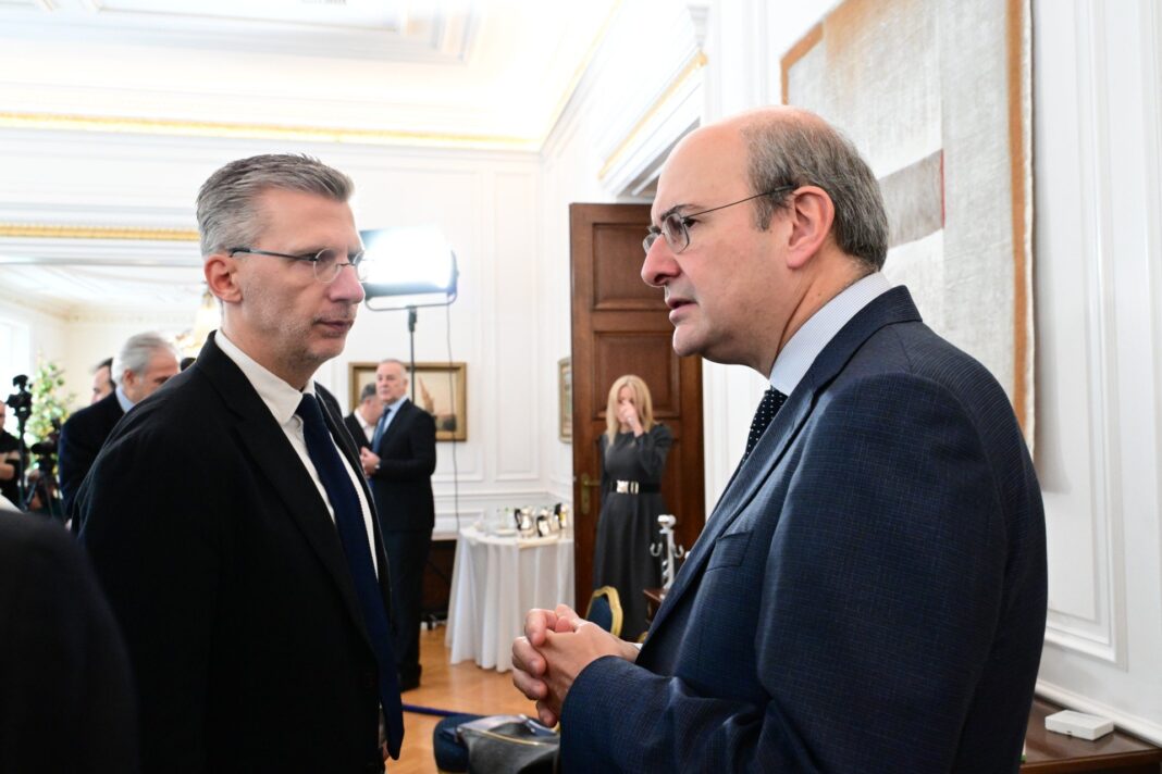 «Γαλάζιοι Τριγμοί: Η Σφοδρή Αντεπίθεση του Σκέρτσου για τα Λουκέτα στα ΕΛΤΑ!»