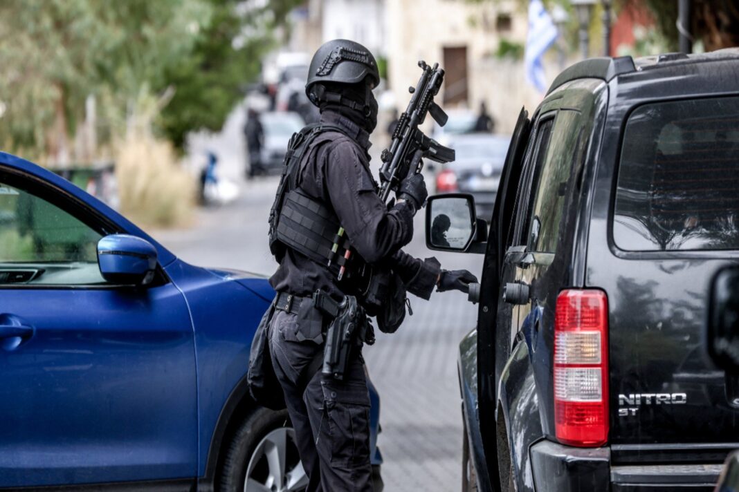 «Συναρπαστική Επιχείρηση της ΕΚΑΜ: Συλλήψεις σε Airbnb στο Ηράκλειο!»