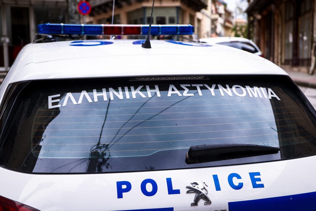 «Σκάνδαλο στη Θεσσαλονίκη: 47χρονη παριστάνει την αστυνομικό και κλέβει 100.000 ευρώ από 57χρονη!»