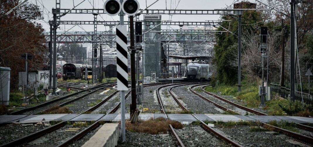 «Συναγερμός στον Προαστιακό: Τρένο σε Λάρισα ακολουθεί λάθος γραμμή – Πόσο κοντά είμαστε σε νέα τραγωδία;»