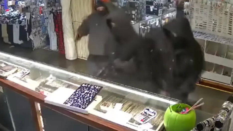 «Σοκ στο Λος Άντζελες: Δραματική ληστεία κοσμηματοπωλείου με πυροβολισμούς – «Φύγετε!» φώναζε ο υπάλληλος»