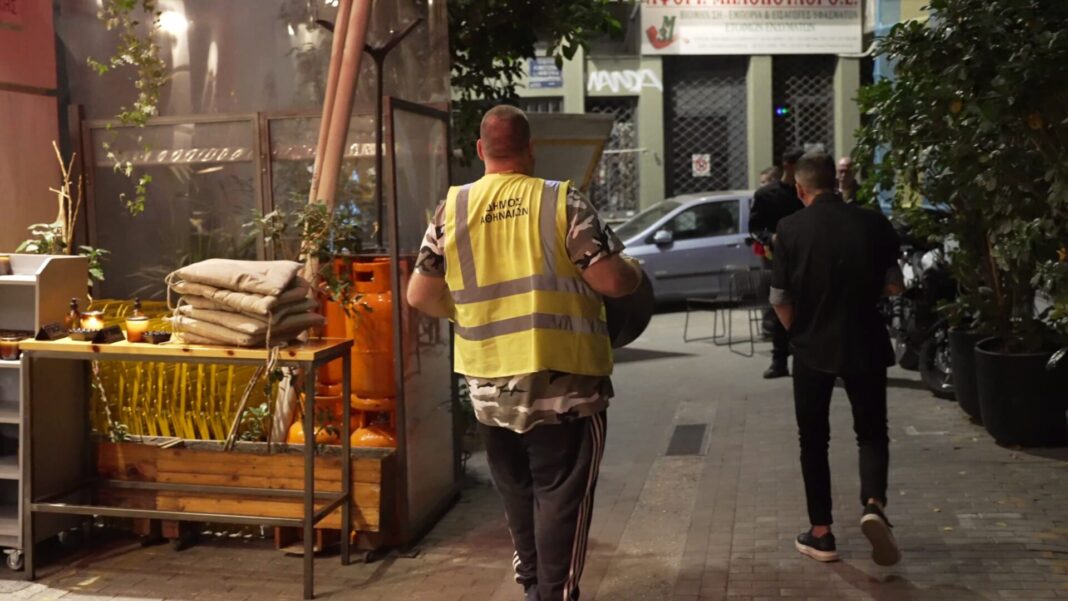 «Δήμος Αθηναίων: 13 Καταστήματα Κλείνουν Λόγω Παράνομων Τραπεζοκαθισμάτων – Οι Επιπτώσεις και οι Αντιδράσεις»