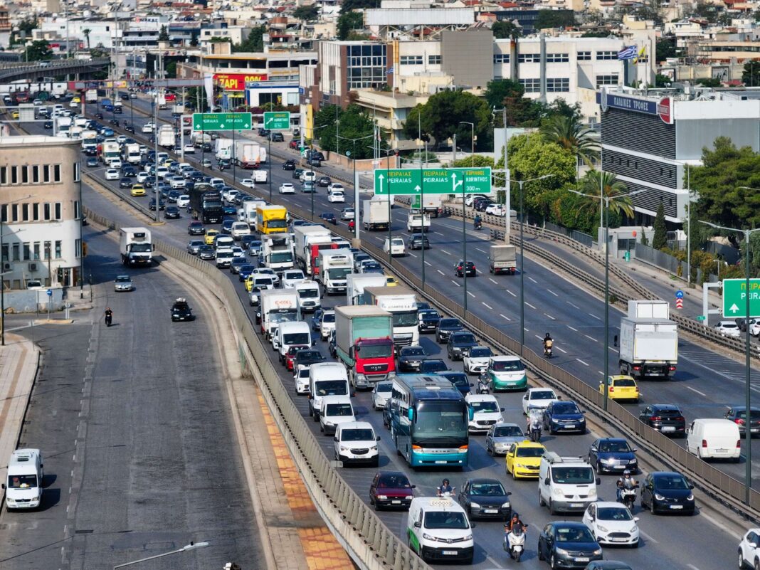 «Σοβαρή Καραμπόλα 4 Οχημάτων στην Ποσειδώνος: Χάος και Μποτιλιάρισμα σε Παραλιακή, Κηφισό και Αττική Οδό!»