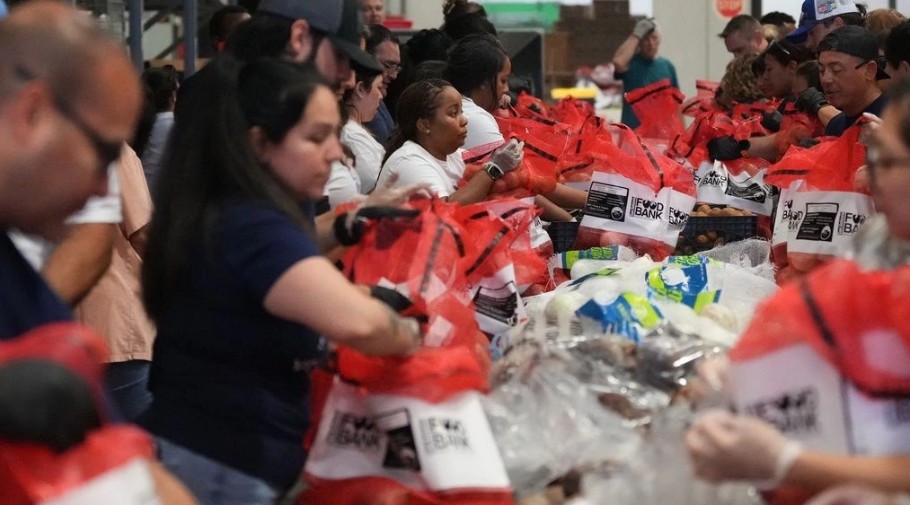 Καλιφόρνια: Ουρές για Δωρεάν Τρόφιμα – Η Αντίκτυπος της Δημοσιονομικής Κρίσης!