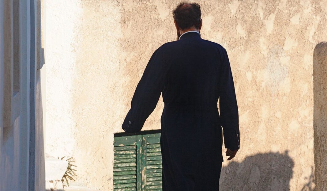 «Σοκ στη Ρόδο: Μοναχός με ράσα συνελήφθη με δύο κιλά κοκαΐνης!»