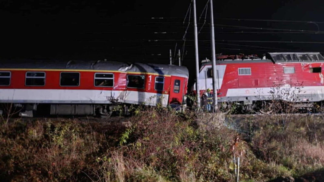 «Σοκ στη Σλοβακία: Δύο τρένα συγκρούονται – Πληροφορίες για πολλούς τραυματίες!»