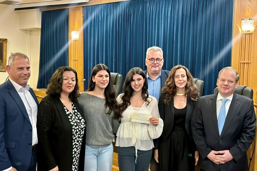 «Σκάνδαλο-Τεμπών:-Ο-Καραμανλής-βραβεύει-φοιτήτρια-ενώ-ο-δολοφόνος-σκότωσε-δεκάδες-φοιτητές!»