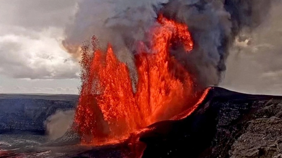 «Θεαματική Έκρηξη του Κιλαουέα: Πίδακες Λάβας Ύψους Άνω των 300 Μέτρων Σαγηνεύουν τη Χαβάη!»