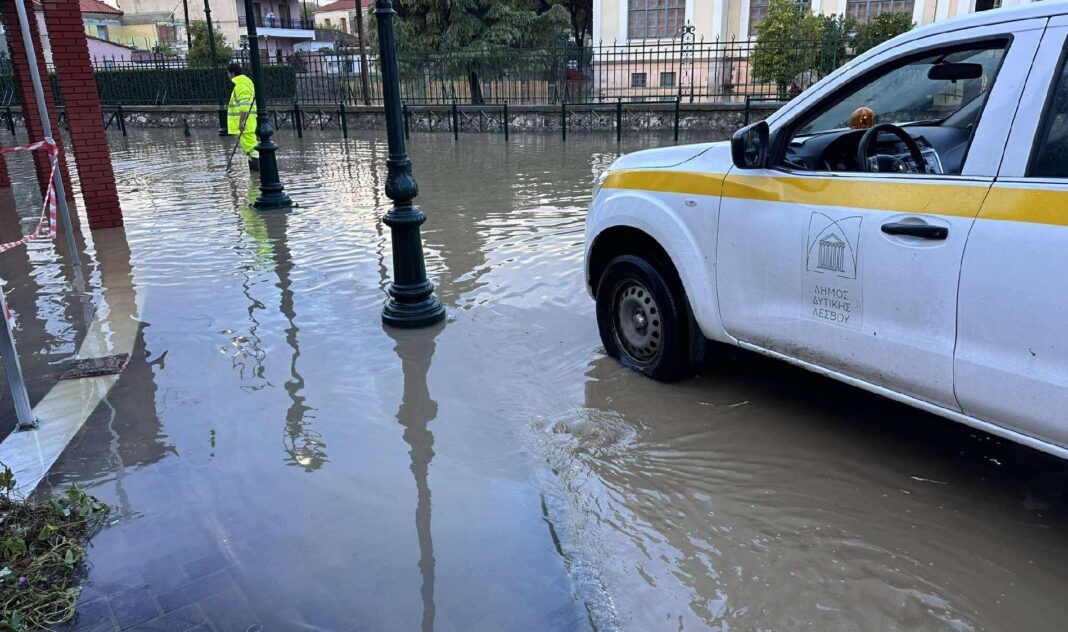 «Σάμος και Λέσβος: Καταστροφική κακοκαιρία πλημμυρίζει δρόμους, βυθίζει σπίτια και κλείνει σχολεία»