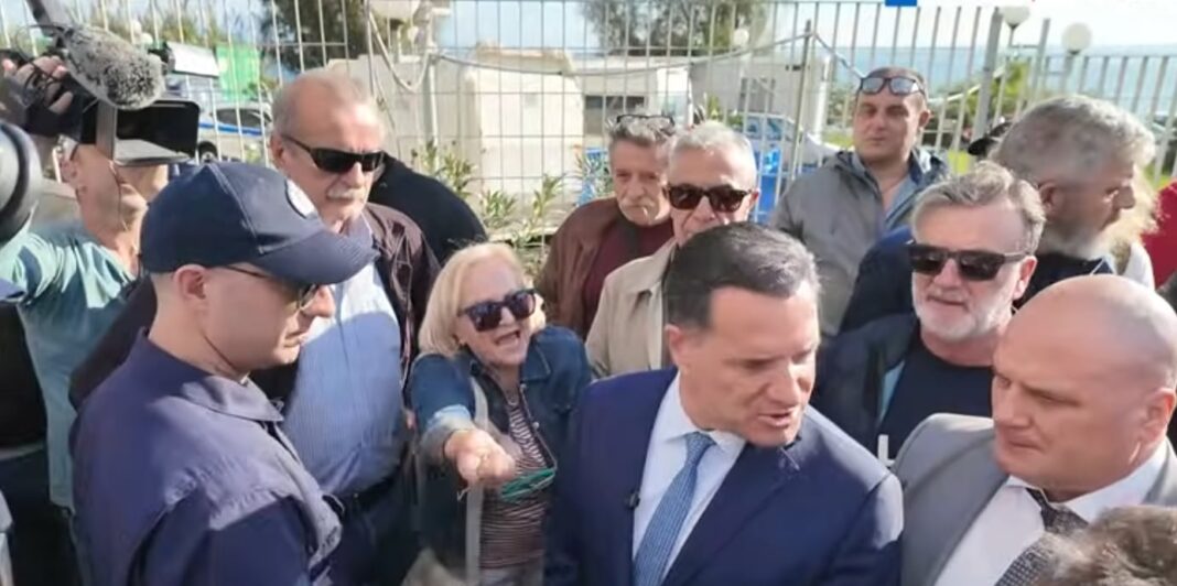 «Αναστάτωση στη Χίο: Ο Άδωνις δέχεται σφοδρές αποδοκιμασίες για την κατάσταση του νοσοκομείου! (βίντεο)»