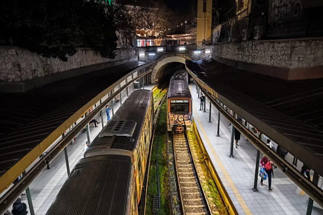 «Συναγερμός-στο-Μετρό:-Καπνοί-από-συρμό-στον-σταθμό-«Μοναστηράκι»-–-Άμεση-εκκένωση!»