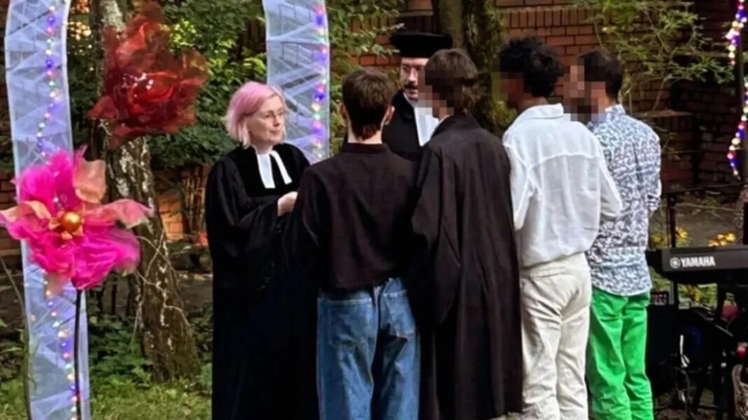 «Σκάνδαλο στο Βερολίνο: Πάστορας τελεί πολυγαμικό γάμο για τέσσερις άνδρες – Οι αντιδράσεις που προκάλεσε η ευλογία της πολυγαμίας»