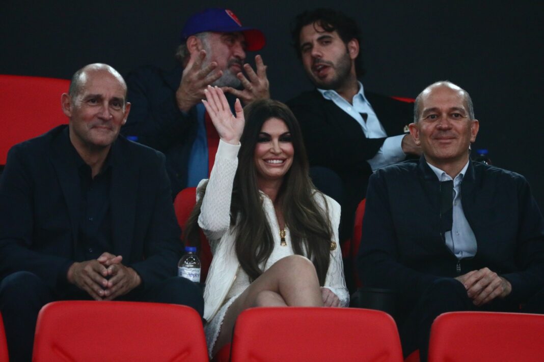 «Κίμπερλι Γκιλφόιλ: Η Πρέσβειρα των ΗΠΑ Στο ΣΕΦ για τον Θρυλικό Αγώνα Ολυμπιακού – Ζαλγκίρις! (Φωτογραφίες)»