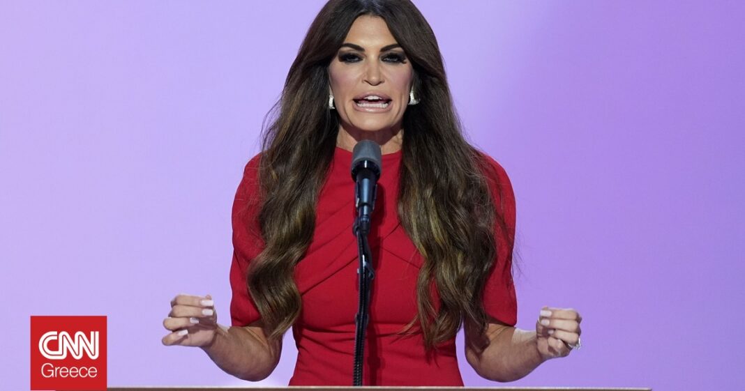 «Η-Κίμπερλι-Γκίλφοϊλ-τιμά-τους-ήρωες:-Στεφάνι-στο-μνημείο-των-πεσόντων-των-Παγκοσμίων-Πολέμων»