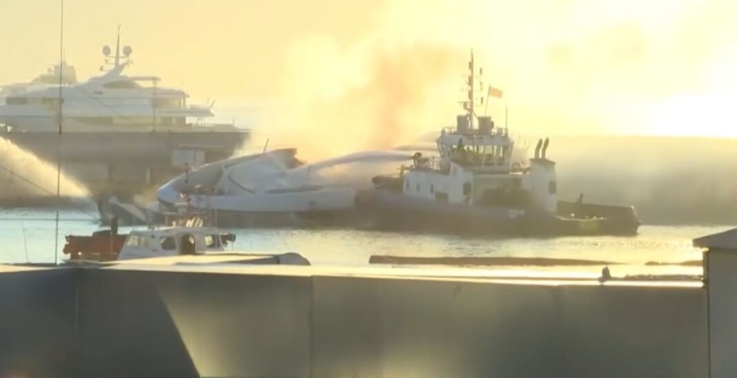 «Φωτιά και Δράση στη Μαρίνα Ζέας: Τρία Σκάφη Βυθίστηκαν, Ηρωική Διάσωση του Τέταρτου!»