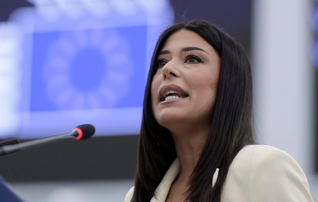 «Λατινοπούλου: Η Εξέγερση στις Σέρρες Αποκαλύπτει την Αδυναμία της Κυβέρνησης — Πλεύρης στο Κέντρο του Χάους!»