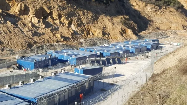 «Επείγουσα Κλήση για Κλείσιμο της Δομής Σιντικής: Παράνομοι Μετανάστες Δαγκώνουν Αστυνομικό και Βρίσκονται στο Αυτόφωρο!»