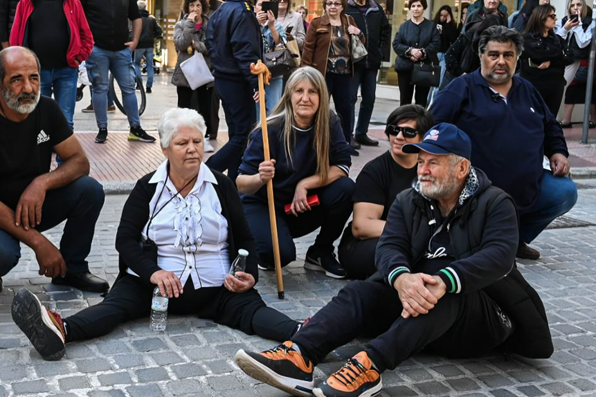 «Αγώνας-για-επιβίωση:-Κτηνοτρόφος-στη-Λάρισα-ξεκινά-απεργία-πείνας-έξω-από-το-γραφείο-του-Κέλλα»