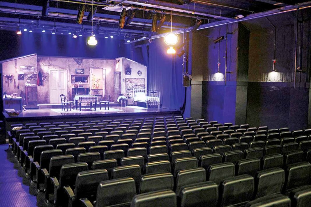 «Τελευταία Παράσταση στο Ιστορικό Θέατρο «Φιλίπ»: Μην Χάσετε τις Τρεις Αποχαιρετιστήριες Στιγμές!»