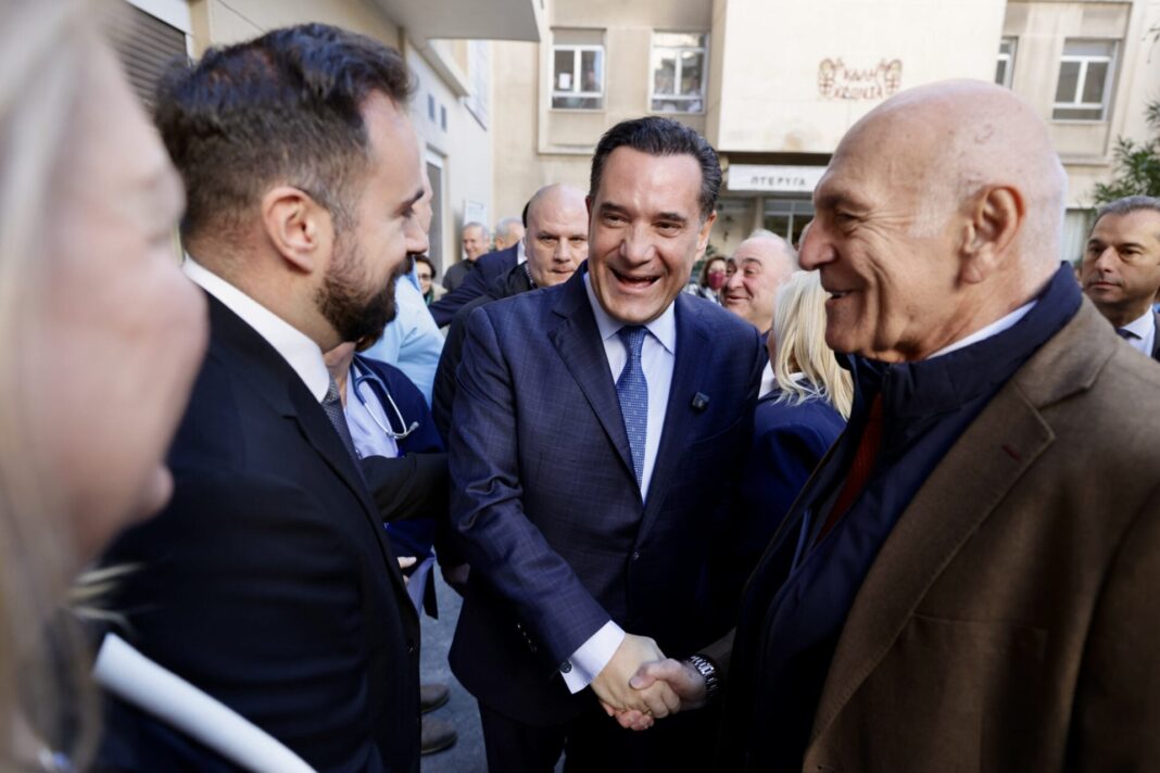 «Αναστάτωση στο «Έλενα Βενιζέλου»: Οι εργαζόμενοι αποδοκίμασαν τον Άδωνι ενώ τους προσέφερε μελομακάρονα (βίντεο)»