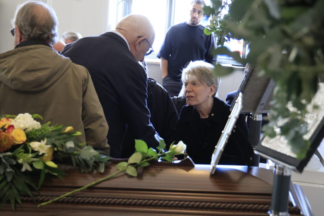 «Συγκινητικές-στιγμές:-Φίλοι-και-συγγενείς-αποχαιρετούν-τη-Σύλβα-Ακρίτα»